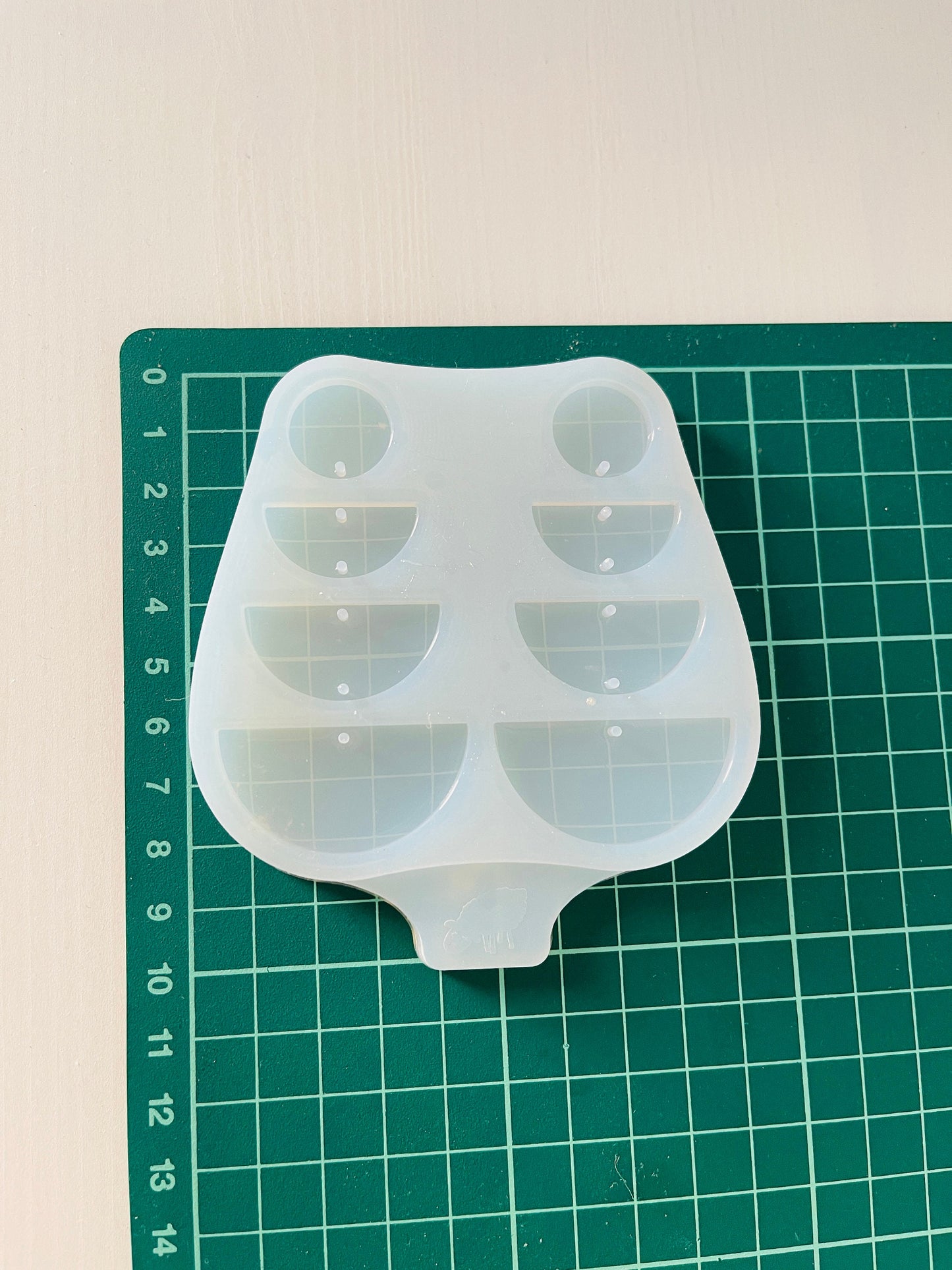 Moule en silicone pour boucles d'oreilles modernes en demi-cercle. Moule pour résine UV et époxy. Moule en résine ultra brillante.
