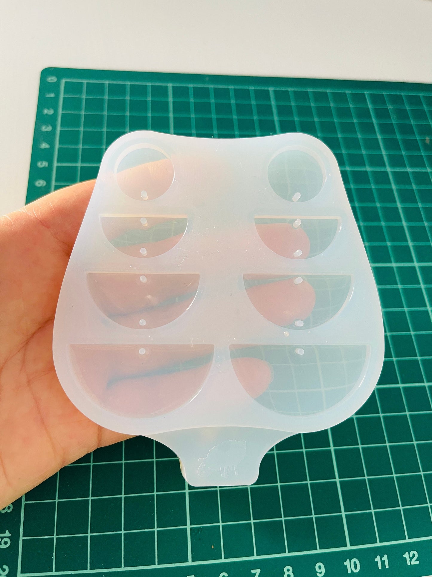 Moule en silicone pour boucles d'oreilles modernes en demi-cercle. Moule pour résine UV et époxy. Moule en résine ultra brillante.