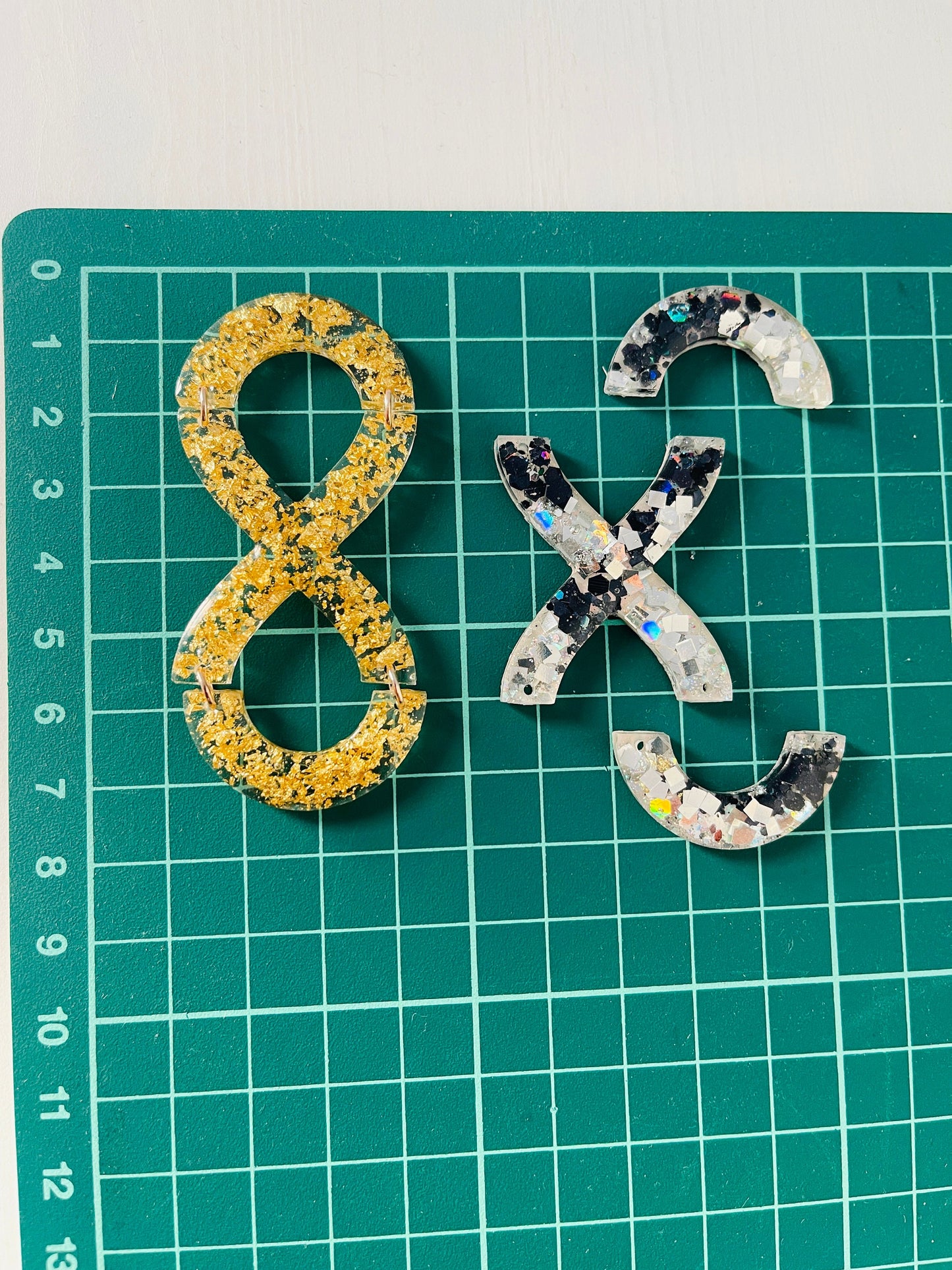 Infinity sign. Silicone mold for epoxy resin earrings.