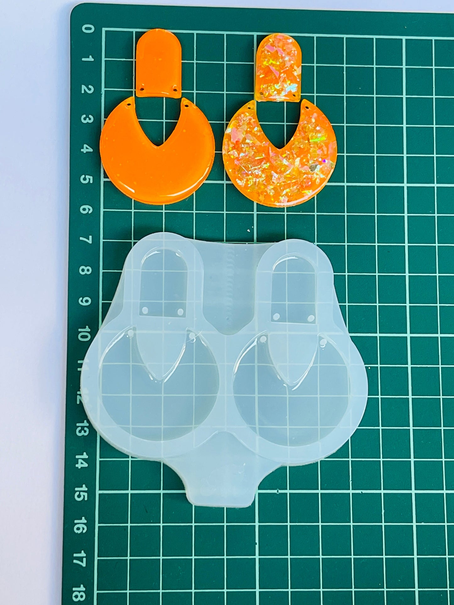 Mold for epoxy or uv resin. Round earrings