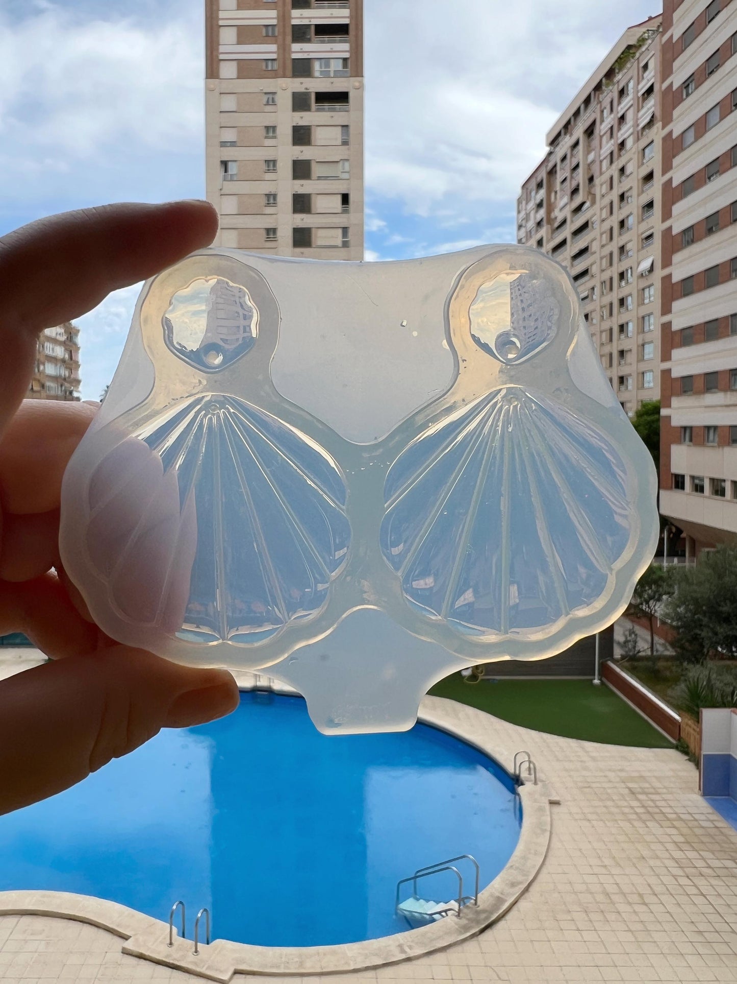 Coquillage. Moule en silicone pour réaliser des boucles d'oreilles en résine époxy.