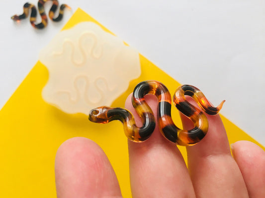 Earrings snakes Mold. Silicone mold for epoxy and UV resin. Clear gloss resin from serpent. Viper Earrings. Set of do-it-yourself earrings.