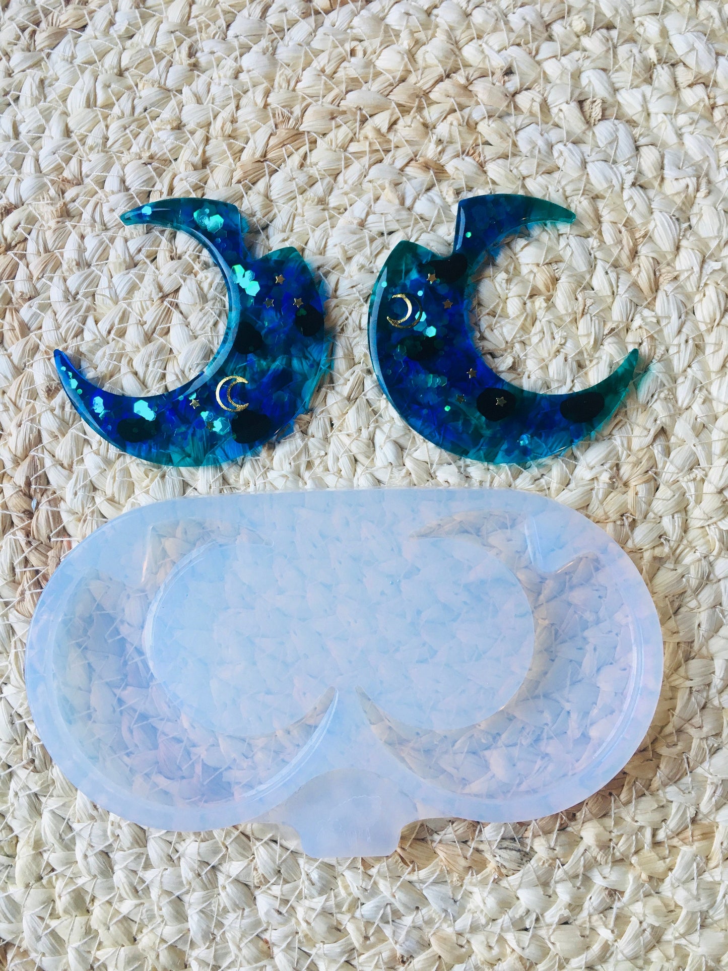 XL Mold crescent moon for UV resin.Set earrings crescent moon . The size is big.