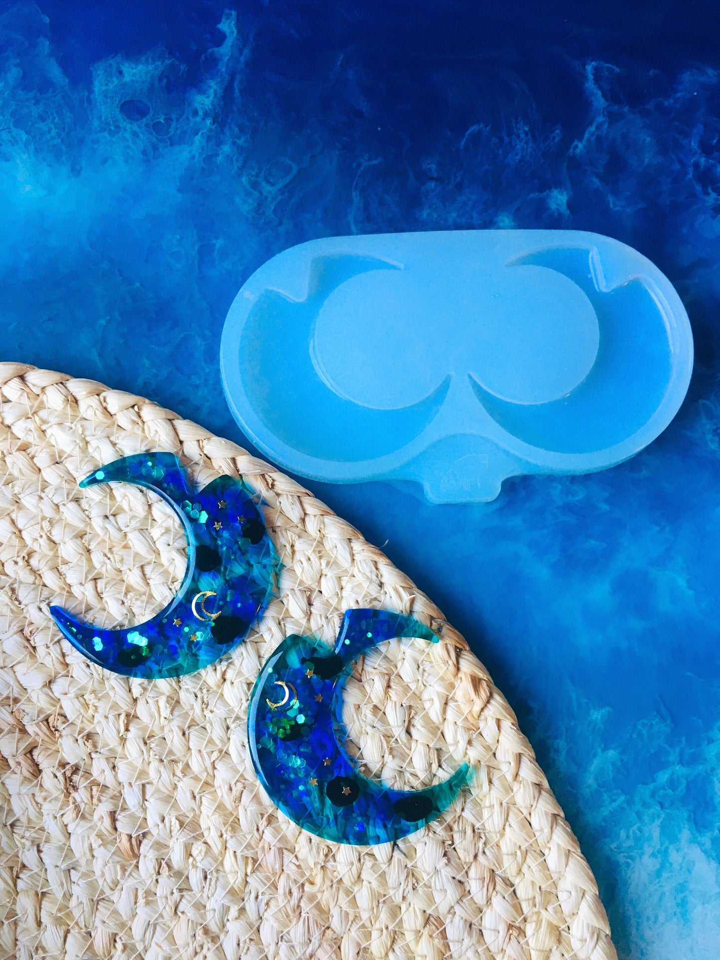 XL Mold crescent moon for UV resin.Set earrings crescent moon . The size is big.