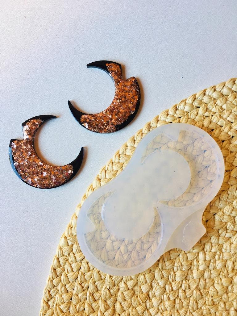 M Mold crescent moon for UV resin.Set earrings crescent moon . The size is average.