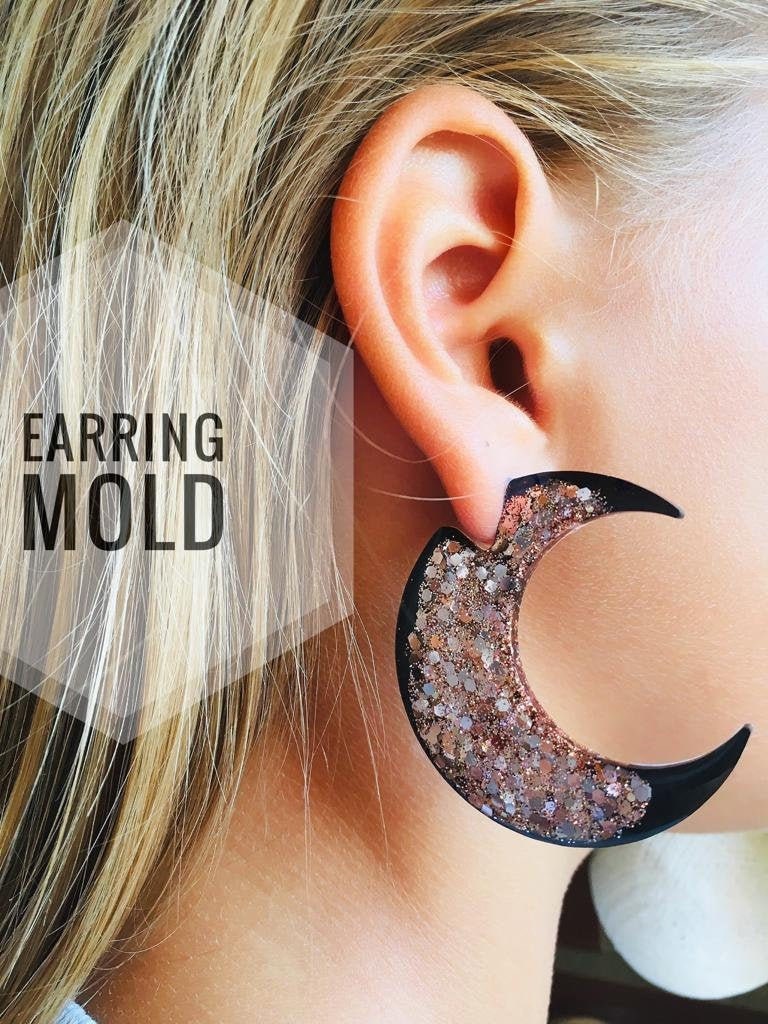 M Mold crescent moon for UV resin.Set earrings crescent moon . The size is average.