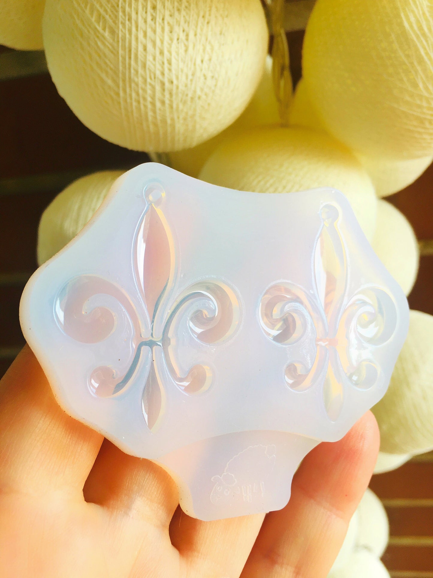 Mold for earrings in the form of a royal lily. Form for epoxy or UV resin.