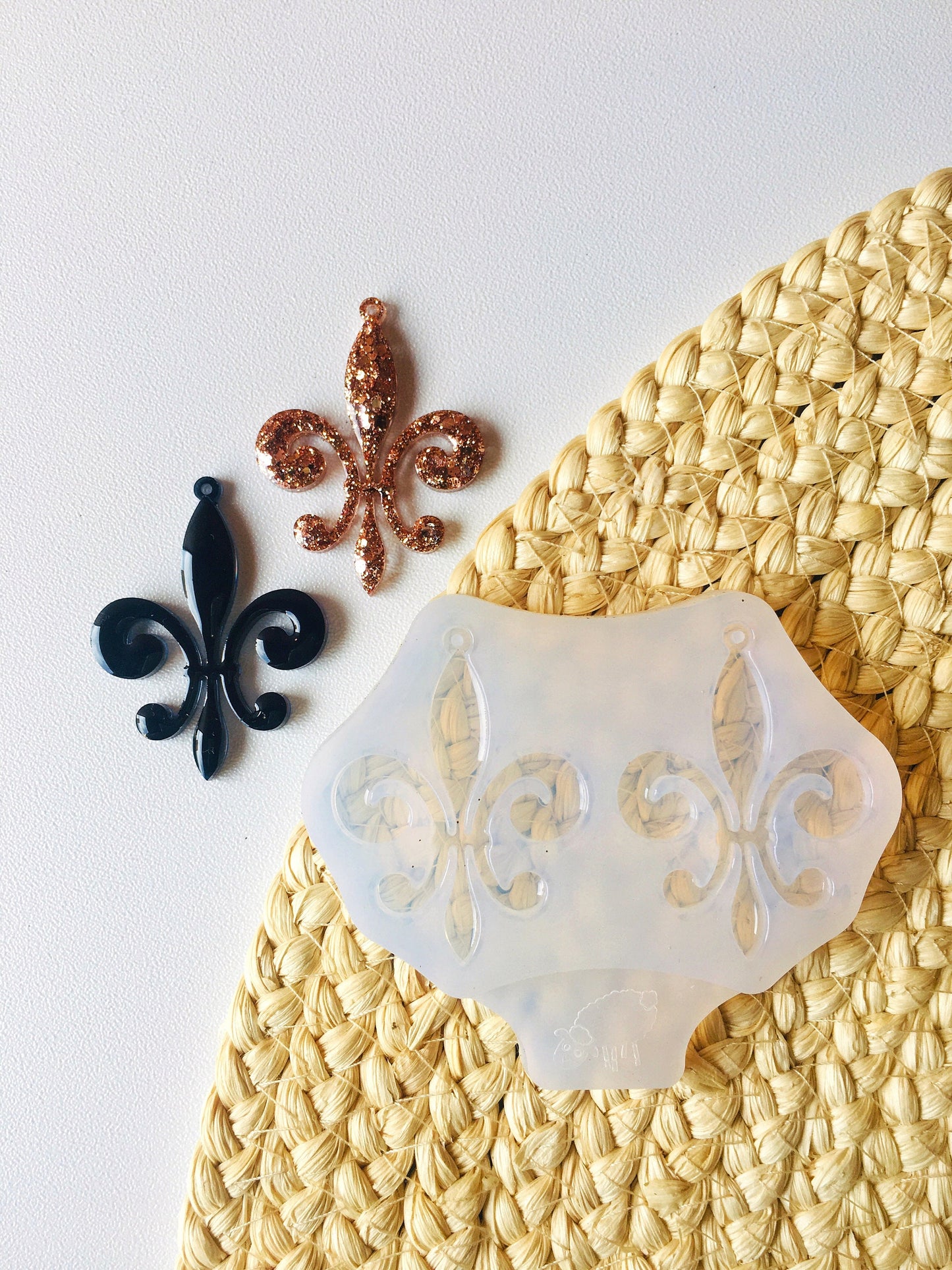 Mold for earrings in the form of a royal lily. Form for epoxy or UV resin.