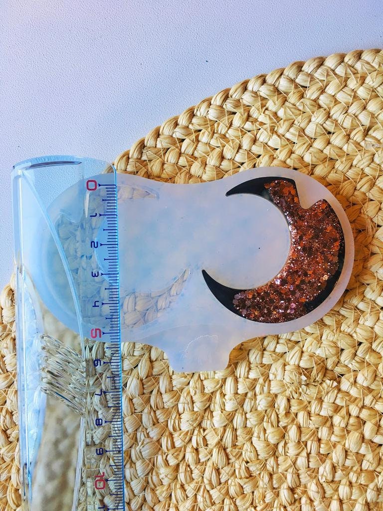 M Mold crescent moon for UV resin.Set earrings crescent moon . The size is average.