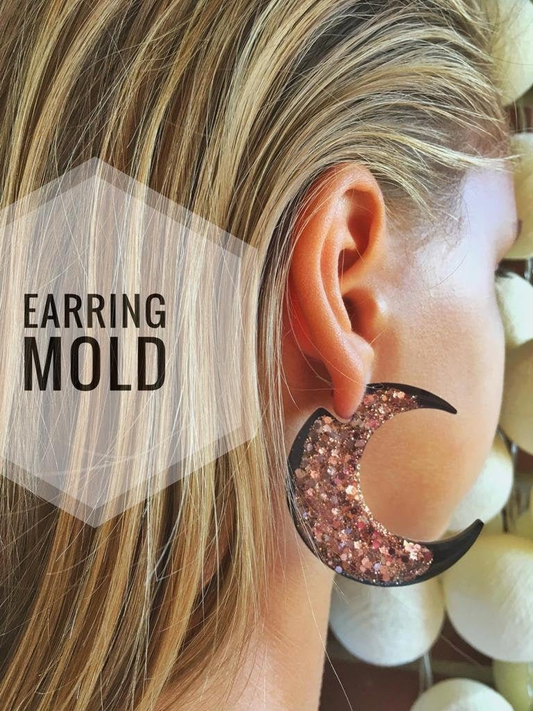 M Mold crescent moon for UV resin.Set earrings crescent moon . The size is average.