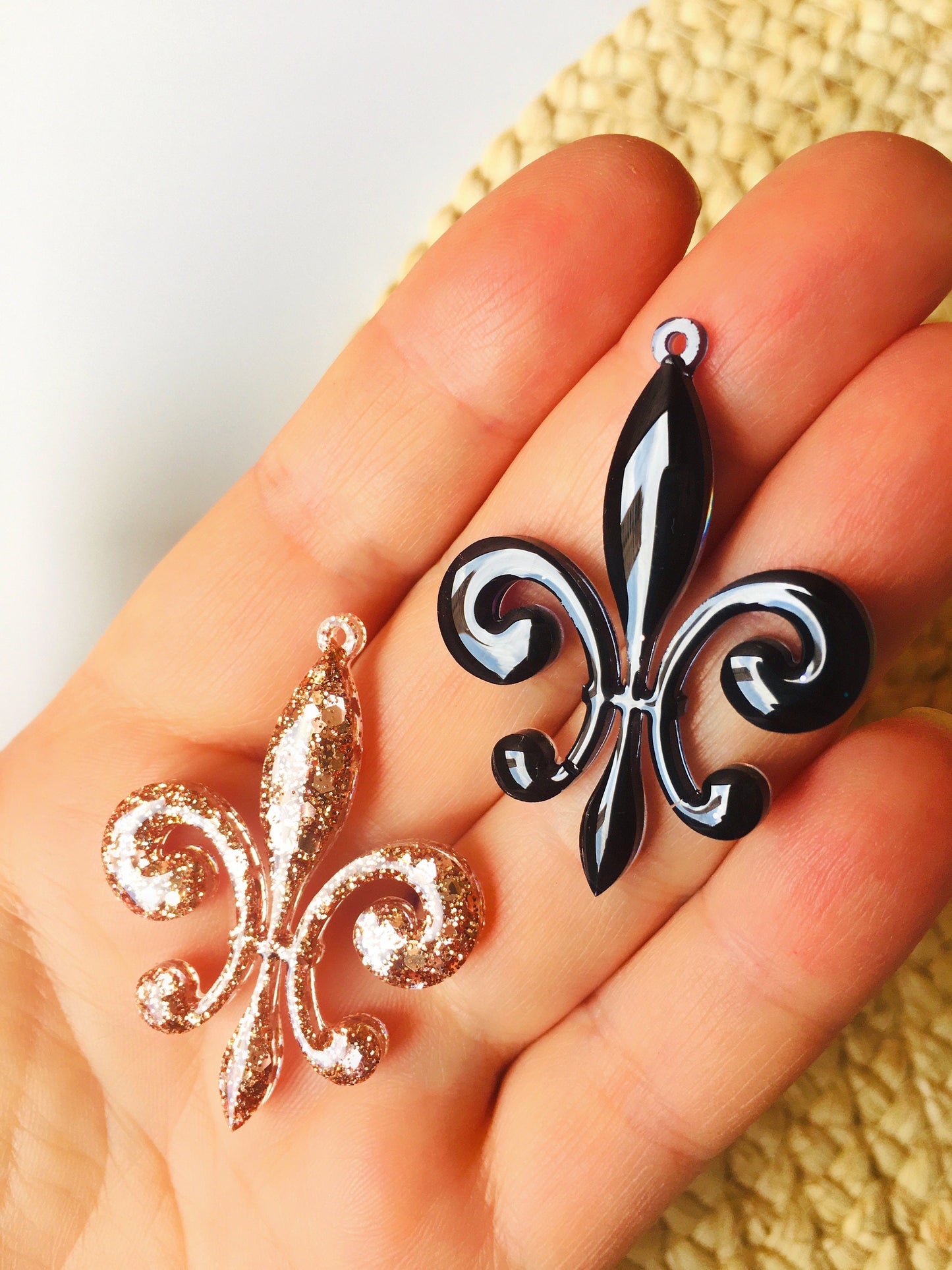 Mold for earrings in the form of a royal lily. Form for epoxy or UV resin.