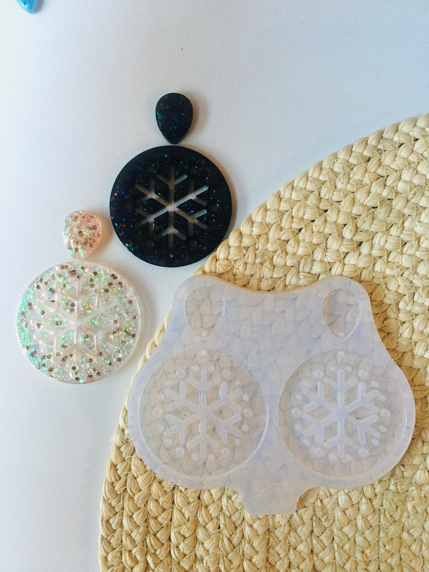 Snowflake earrings. Christmas form. Silicone mold for working with epoxy or UV resin.