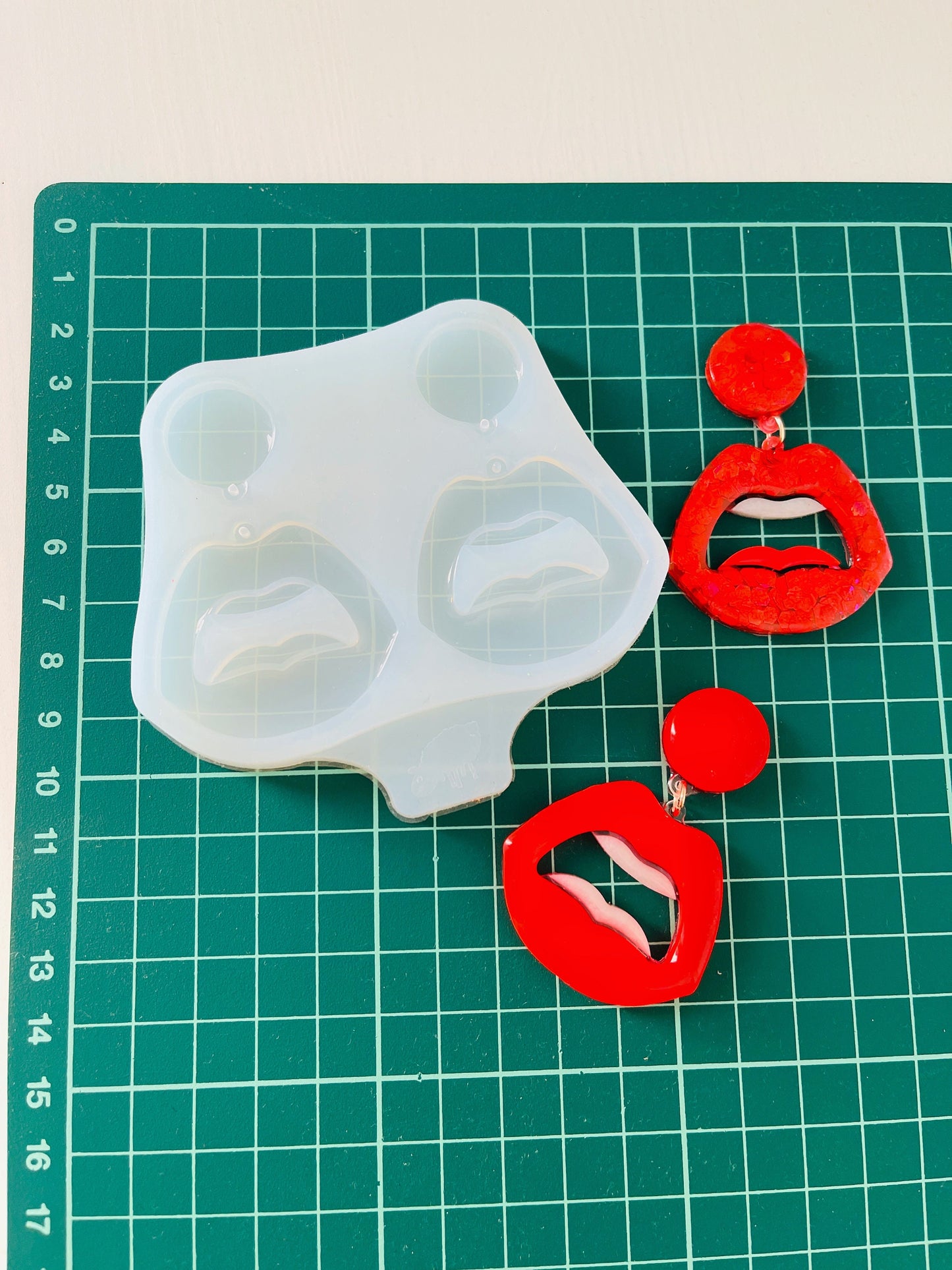 Lips pop art earrings. Mold for epoxy and UV resin.