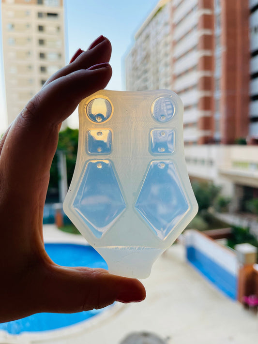 Mold for earringsin the form of triangles