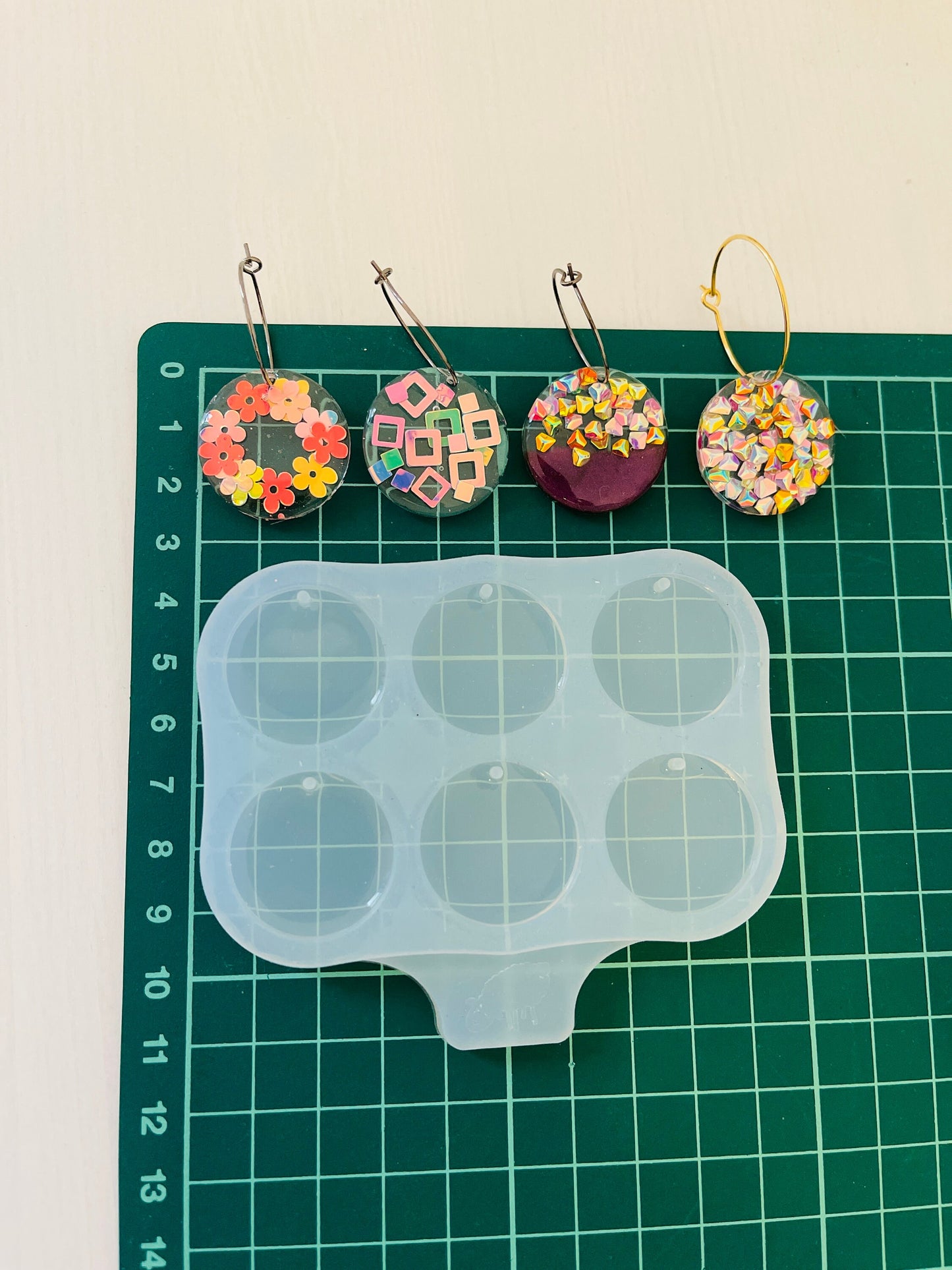 Silicone mold for earrings circles. Mold for epoxy and UV resin. Сlear glossy resin form. Сircles shaped jewelry earrings.