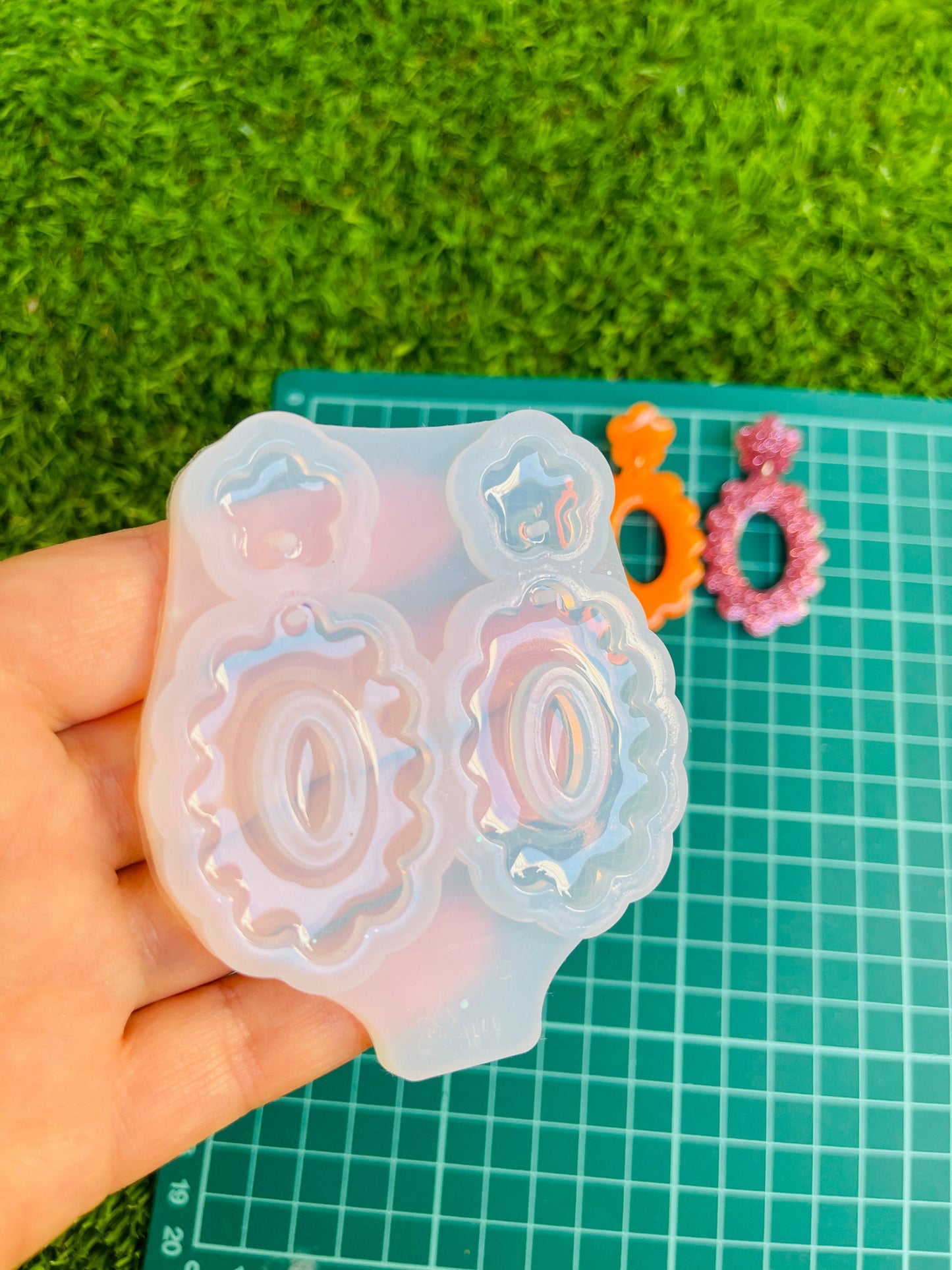 Mold for earrings in the form of oval