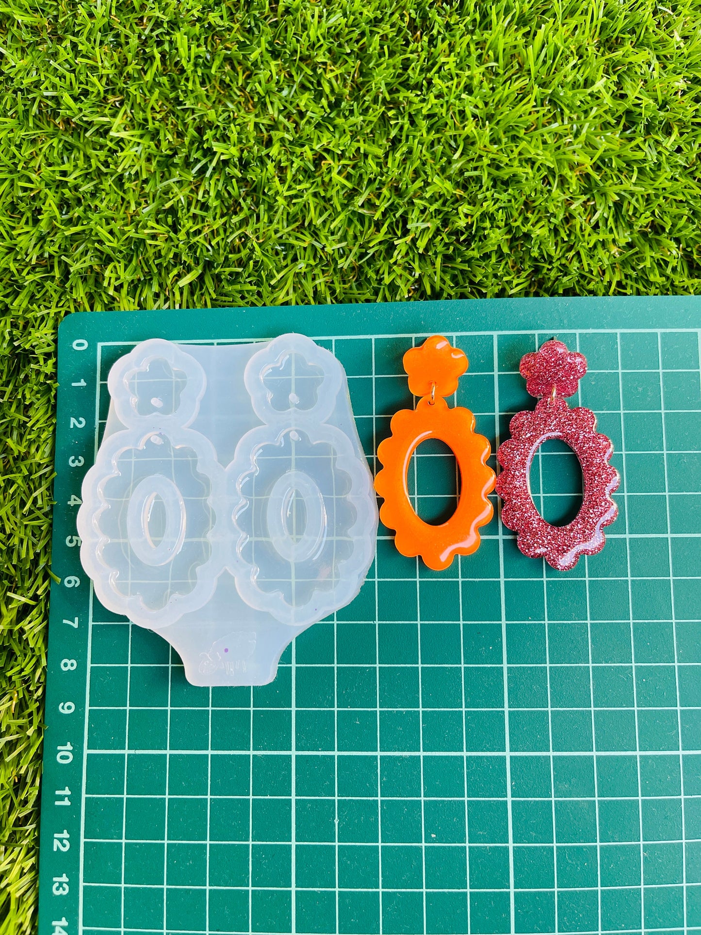 Mold for earrings in the form of oval