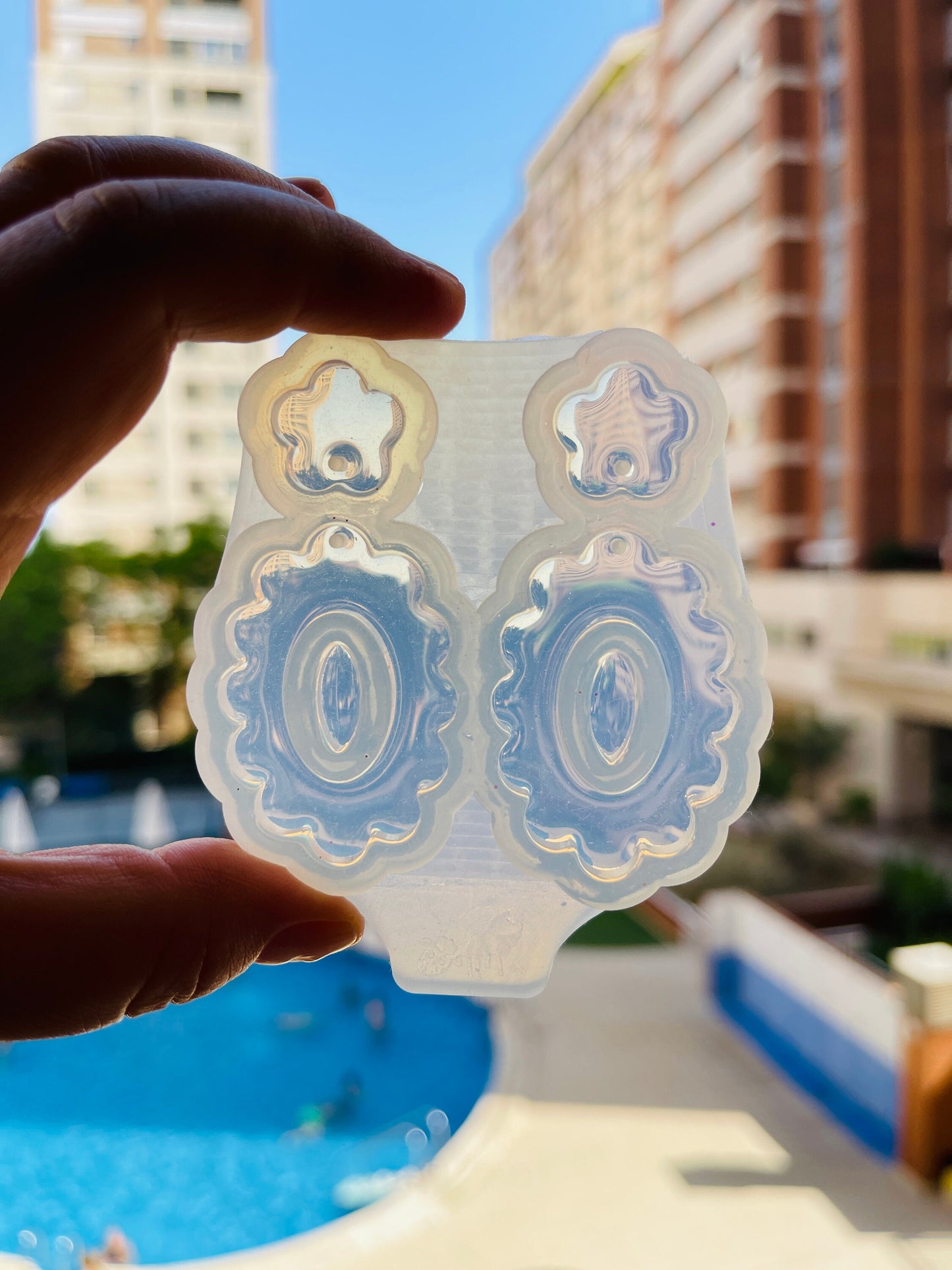 Mold for earrings in the form of oval