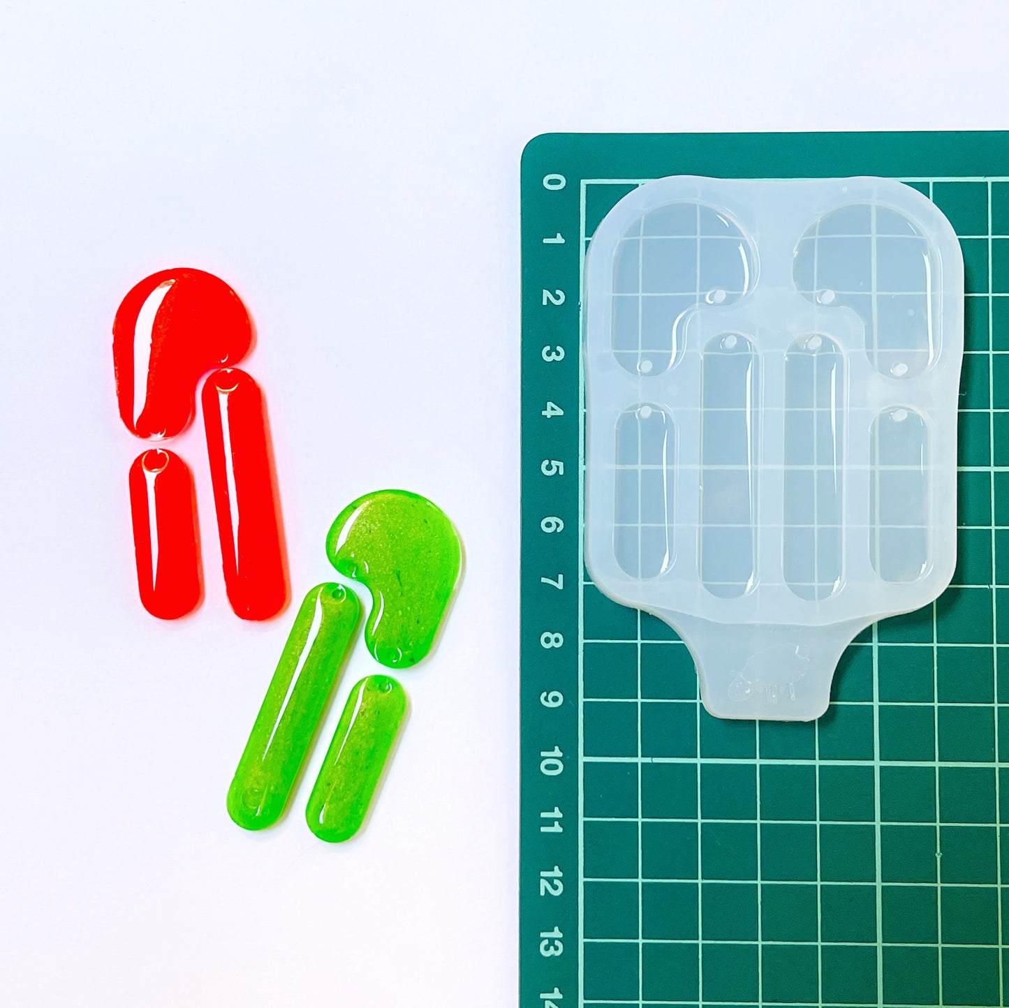 Mold for earringsin the form of oval