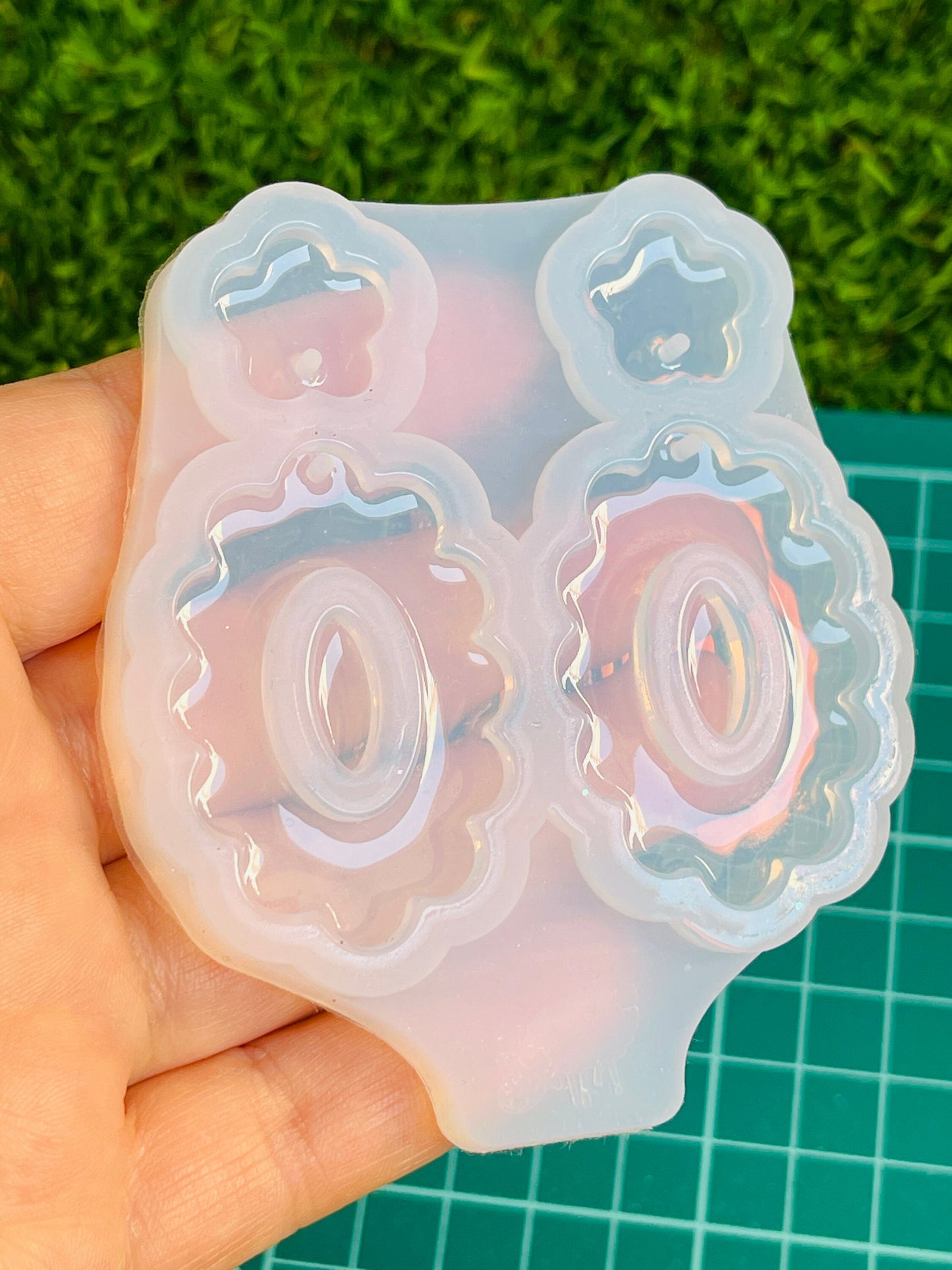 Mold for earrings in the form of oval