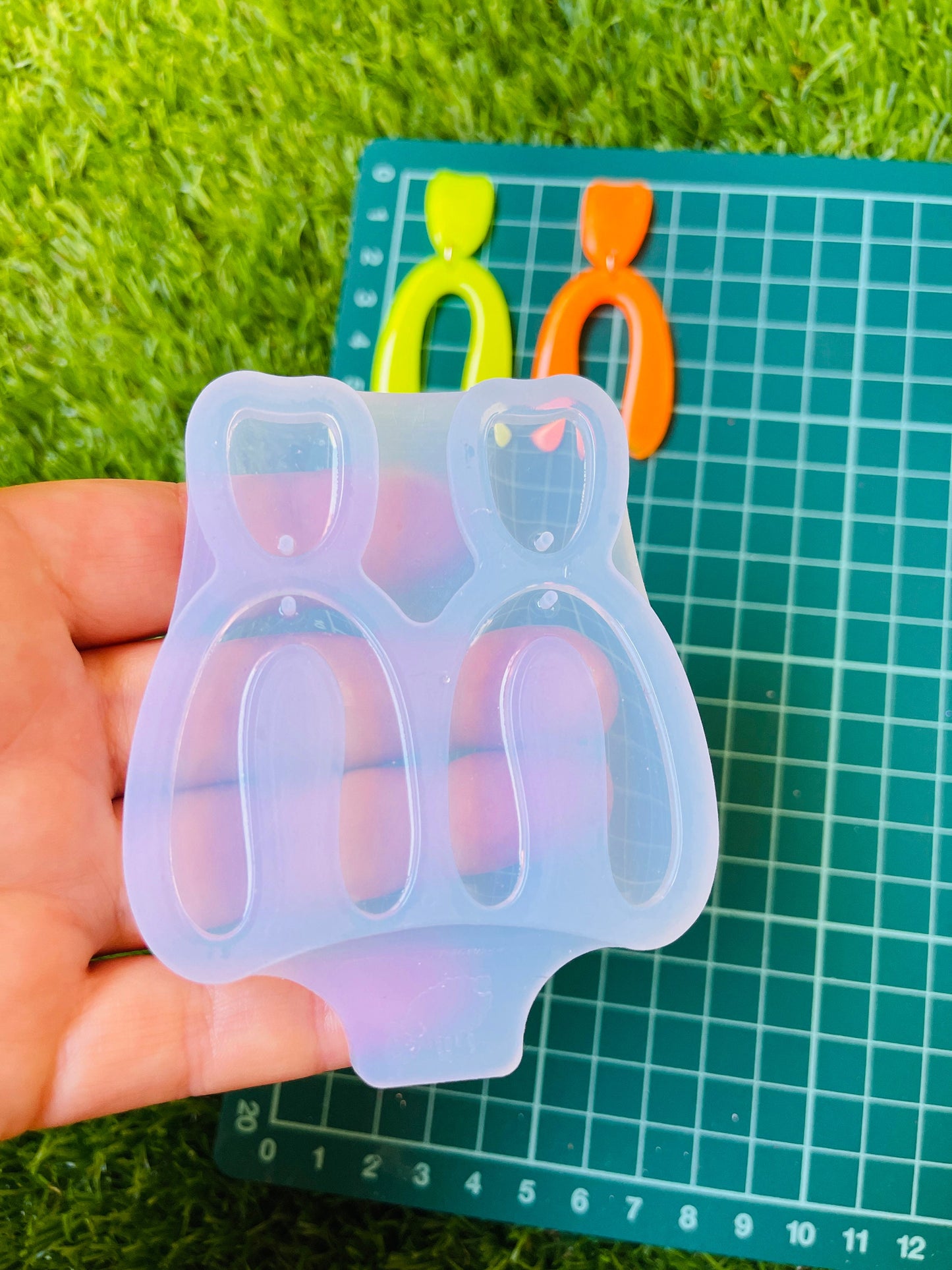Silicone mold for earrings arc. Mold for epoxy and UV resin. Сlear glossy resin form. Arc shaped jewelry earrings.