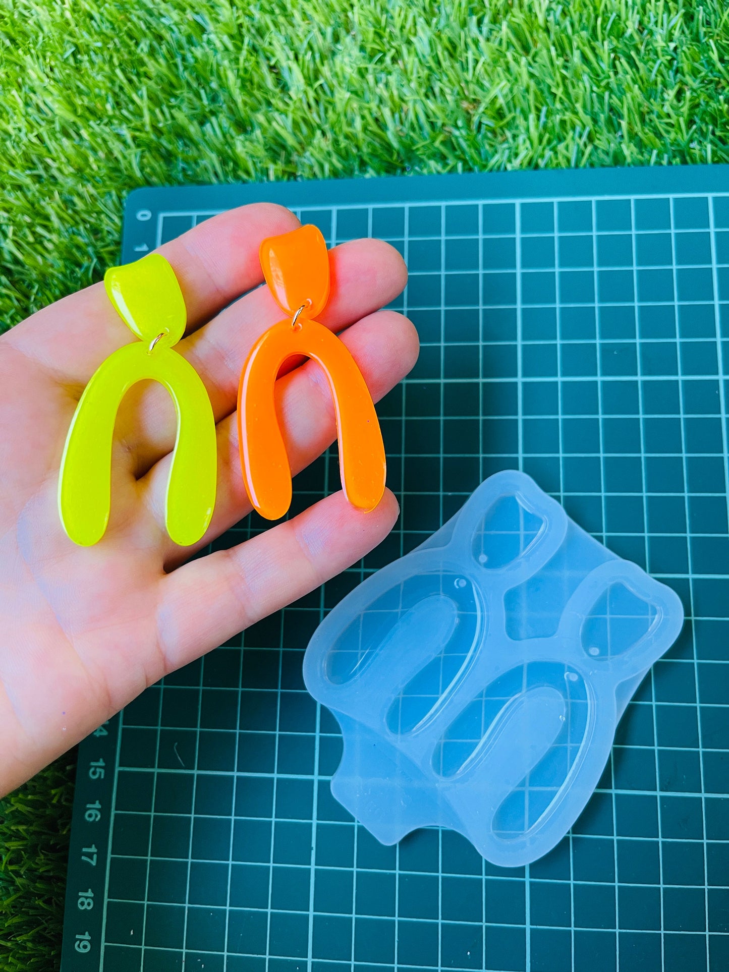 Silicone mold for earrings arc. Mold for epoxy and UV resin. Сlear glossy resin form. Arc shaped jewelry earrings.