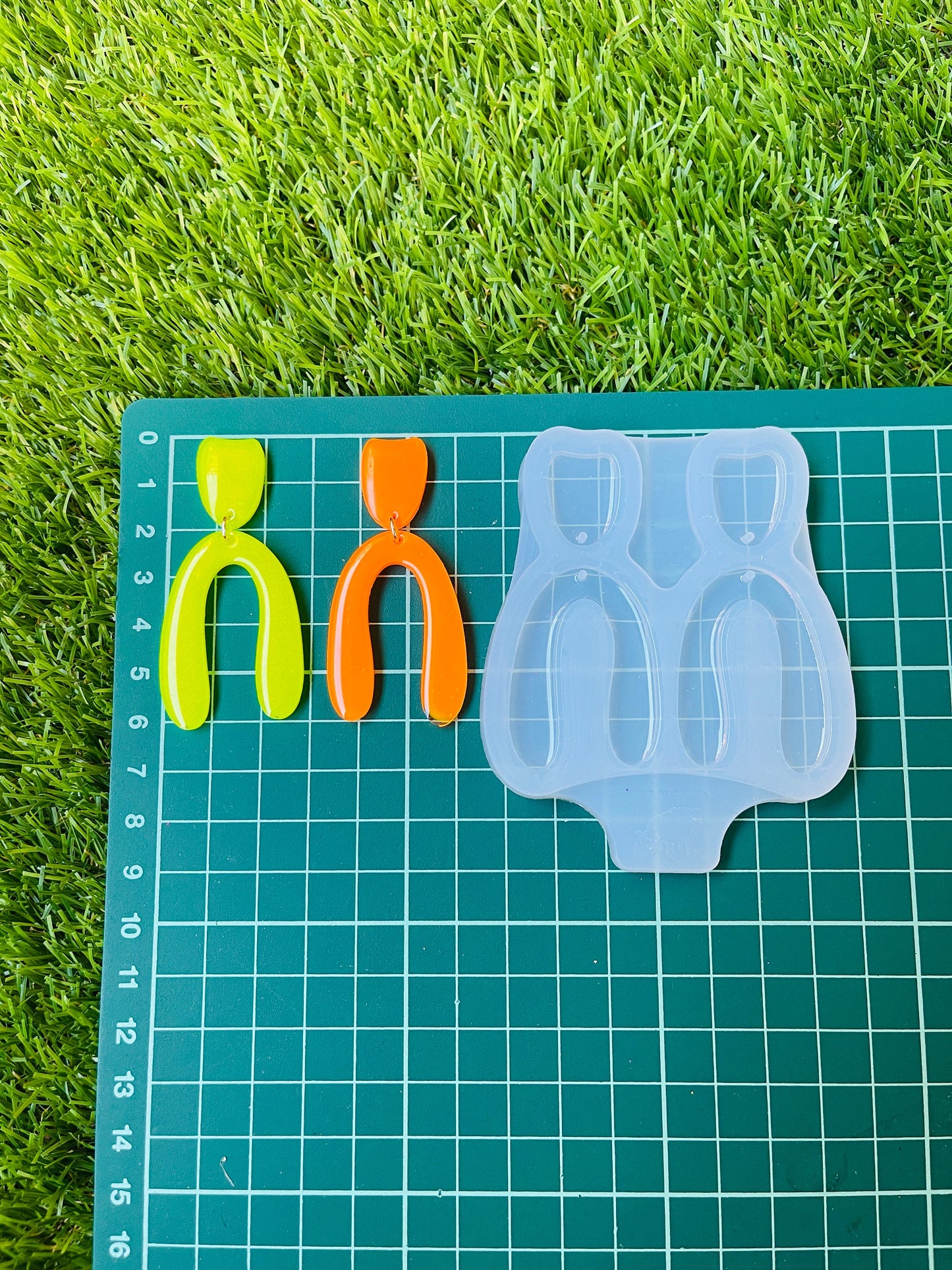 Silicone mold for earrings arc. Mold for epoxy and UV resin. Сlear glossy resin form. Arc shaped jewelry earrings.