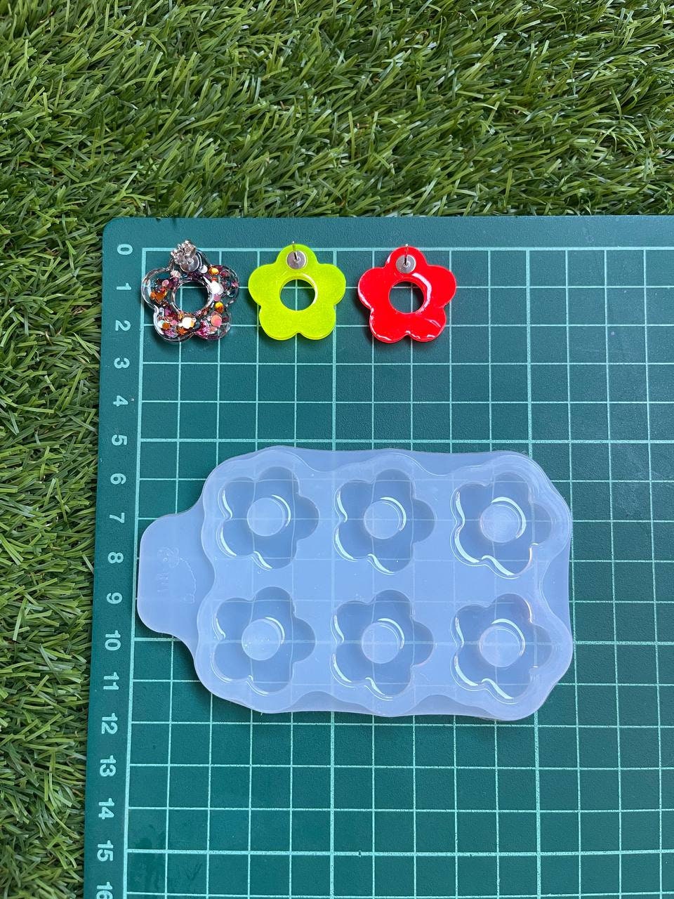 Silicone flower earrings. Mold for epoxy and UV resin. Super glossy resin form. flower shaped jewelry earrings. Rubber form.