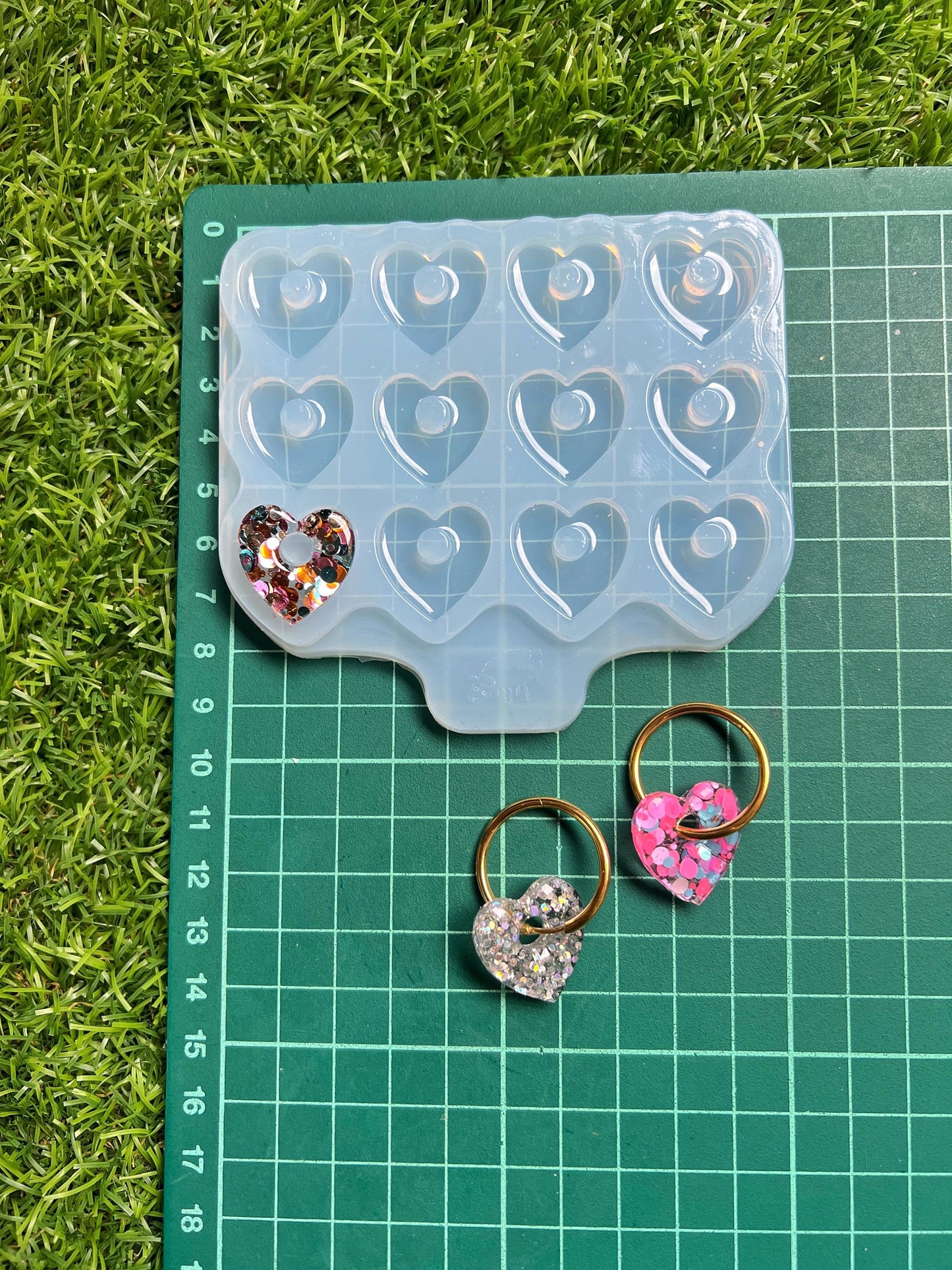 20 mm • Silicone heart earrings. Mold for epoxy and UV resin. Super glossy resin form. Heart shaped jewelry earrings. Rubber form.